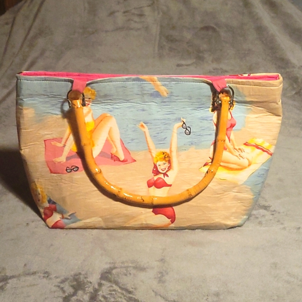 🍀 Cris-Dee Fashions Beach Bag with Wooden Handles
